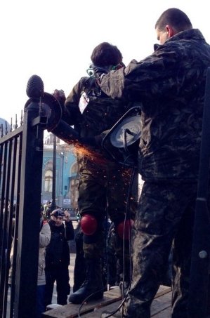 У Києві зрізають паркан навколо Ради. ФОТО