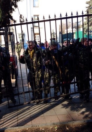 У Києві зрізають паркан навколо Ради. ФОТО