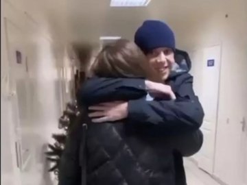 Прикордонниця з Волині опублікувала відео зустрічі зі своїм коханим, якого звільнили з полону