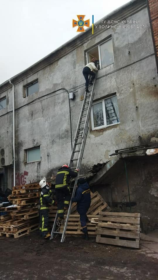 Пожежа на Волині: із задимленого приміщення врятували чотирьох дітей та жінку. ФОТО