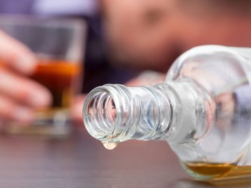 На Великдень двоє підлітків на Волині потрапили до лікарень з алкогольними отруєннями