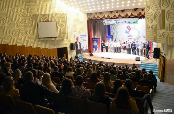 У Луцьку на КВНі ведучий заводив зал дикими танцями. ФОТО