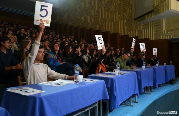 У Луцьку на КВНі ведучий заводив зал дикими танцями. ФОТО