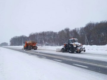 На Волині понад 30 одиниць техніки розчищають дороги від снігу 