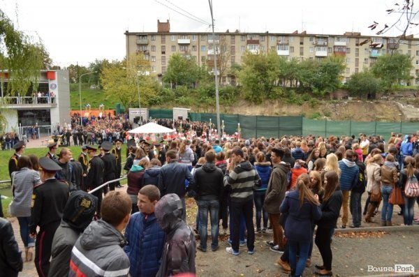 У Луцьку поряд з «Сіті-парком» відкрили Міст закоханих. ФОТО