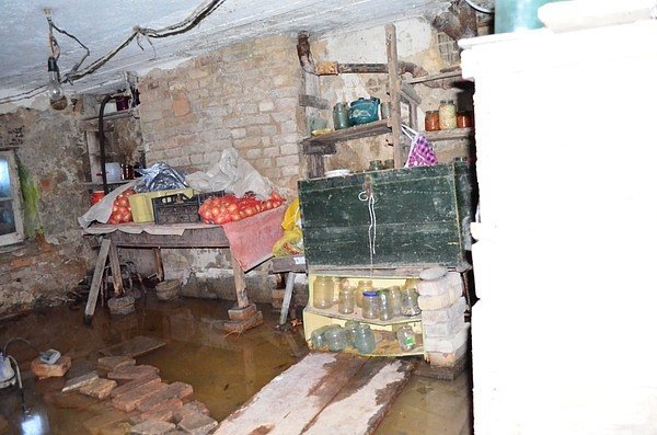 У підвалі будинку в центрі Луцька 20 років стоїть вода. ФОТО