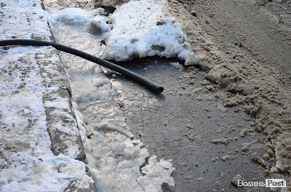 У підвалі будинку в центрі Луцька 20 років стоїть вода. ФОТО