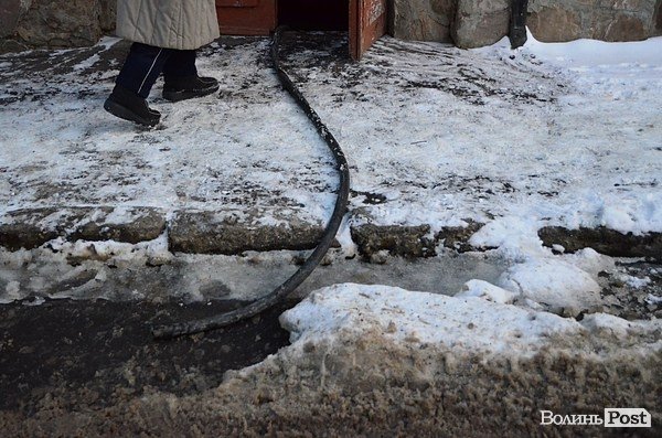 У підвалі будинку в центрі Луцька 20 років стоїть вода. ФОТО