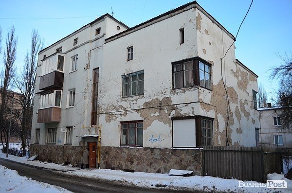 У підвалі будинку в центрі Луцька 20 років стоїть вода. ФОТО