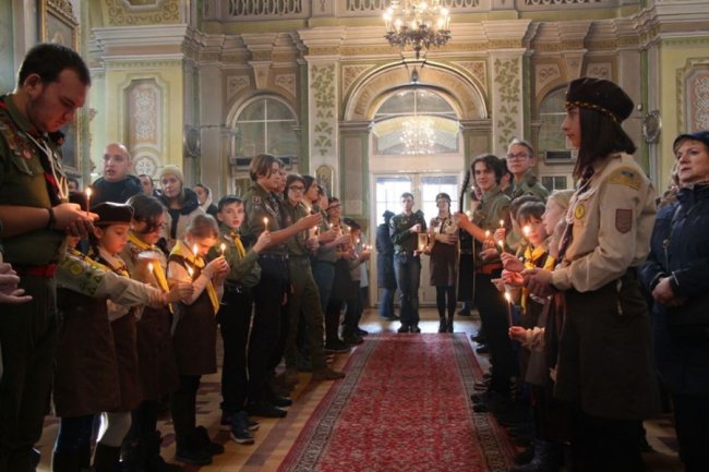 Пластуни привезли Вифлиємський вогонь до луцького собору. ФОТО 