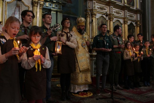 Пластуни привезли Вифлиємський вогонь до луцького собору. ФОТО 