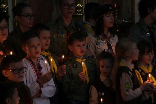Пластуни привезли Вифлиємський вогонь до луцького собору. ФОТО 