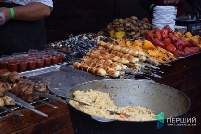 Дощ, холод і ріки пива: у Луцьку триває фестиваль. ФОТО