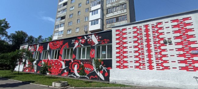 На Волині бібліотеку «одягнули» у вишиванку. ФОТО