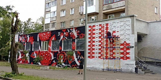 На Волині бібліотеку «одягнули» у вишиванку. ФОТО