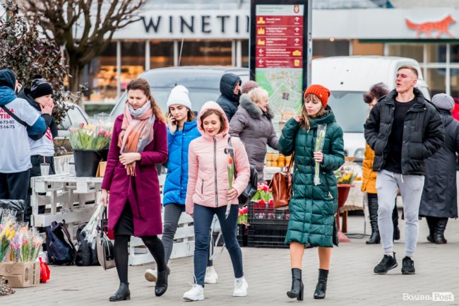 За день до свята: Луцьк накрила тюльпанова лихоманка. ФОТО