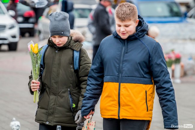 За день до свята: Луцьк накрила тюльпанова лихоманка. ФОТО