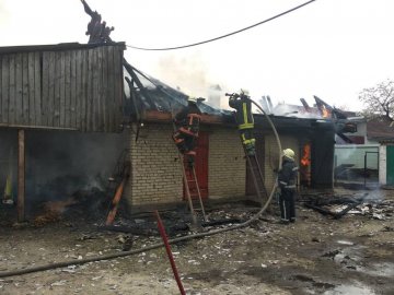 У селищі на Волині посеред білого дня горіла господарська будівля. ВІДЕО