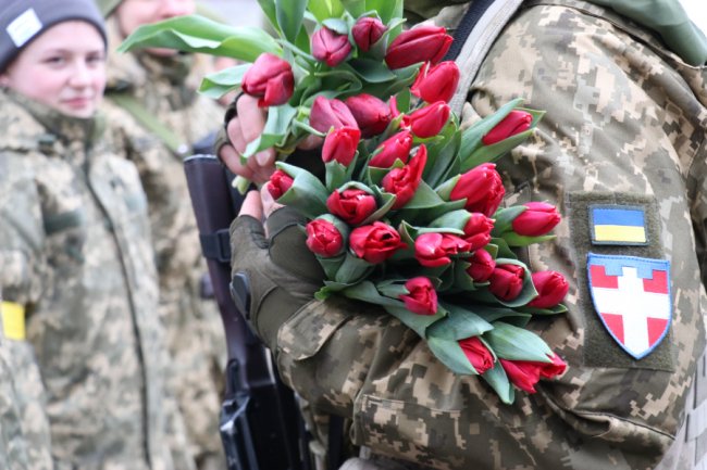 Тюльпани для захисниць: військові тероборони Луцька привітали жінок зі святом. ФОТО
