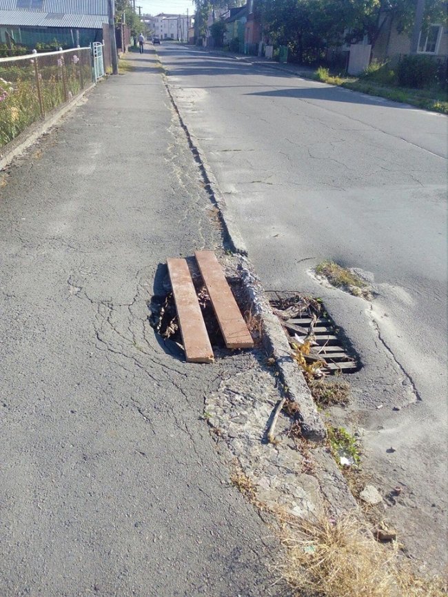 У волинському місті – величезна діра в тротуарі. ФОТО