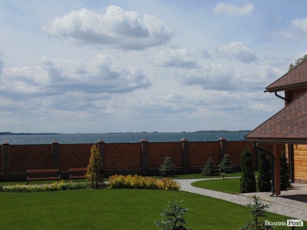 паркан стоїт за кілька десятків метрів від узбережжя