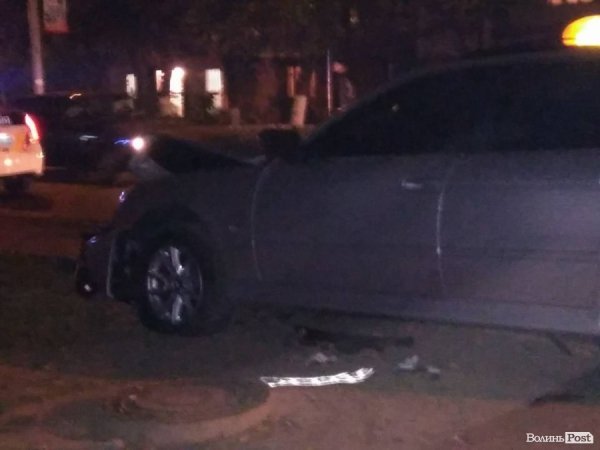 На проспекті Волі у Луцьку ДТП: не розминулися два «БМВ». ФОТО