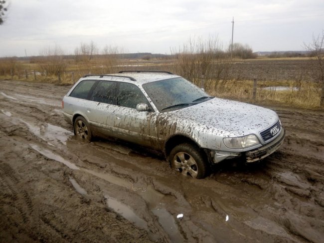 Чи нам БТРи купляти, щоб заїхати кудись, - волинянин про бездоріжжя у селищі