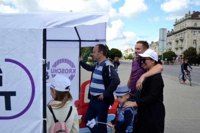 «Набираємо обертів»: чому працівники «Кромберг енд Шуберт Україна Лу» вийшли у центр Луцька з наметом*