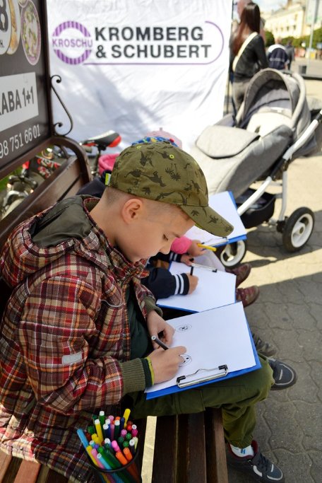 «Набираємо обертів»: чому працівники «Кромберг енд Шуберт Україна Лу» вийшли у центр Луцька з наметом*