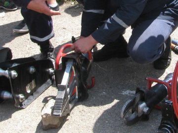 Після аварії чоловіка виймали з автівки за допомогою гідравліки