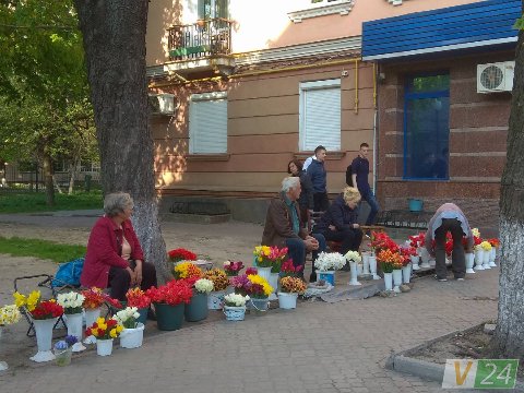 Ринок поїхав, квіткарі лишилися: у центрі Луцька далі продають букети