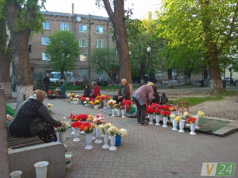 Ринок поїхав, квіткарі лишилися: у центрі Луцька далі продають букети