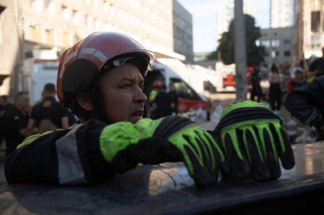 Аварійно-рятувальні роботи на території дитячої лікарні в Києві завершили