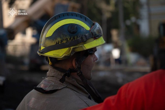 Аварійно-рятувальні роботи на території дитячої лікарні в Києві завершили