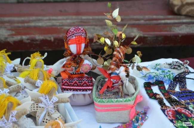 Центр міста в рушниках: у Луцьку стартував «вишиваний» фестиваль. ФОТО