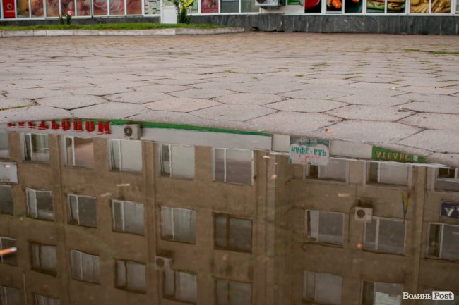 Парасольки і калюжі: дощовий день у Луцьку. ФОТО