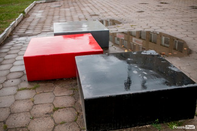 Парасольки і калюжі: дощовий день у Луцьку. ФОТО