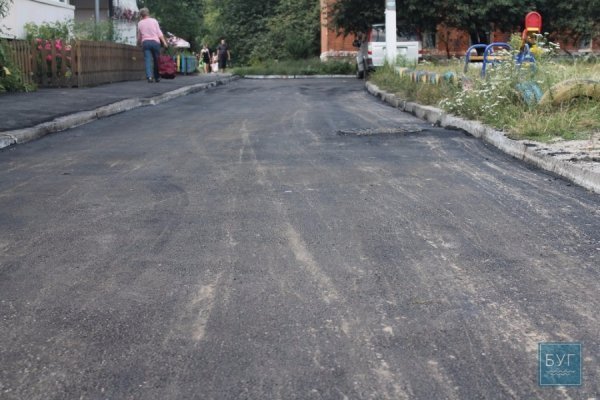 Наремонтували: у Володимирі-Волинському асфальт можна зняти руками. ФОТО. ВІДЕО