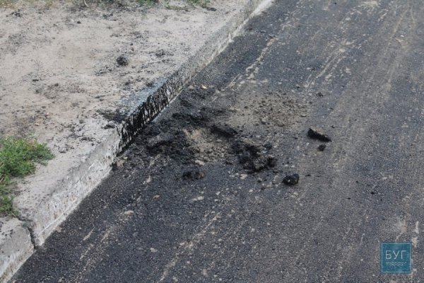 Наремонтували: у Володимирі-Волинському асфальт можна зняти руками. ФОТО. ВІДЕО