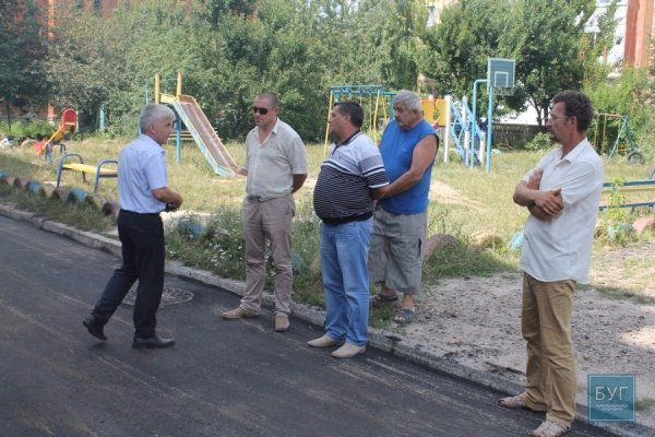 Наремонтували: у Володимирі-Волинському асфальт можна зняти руками. ФОТО. ВІДЕО