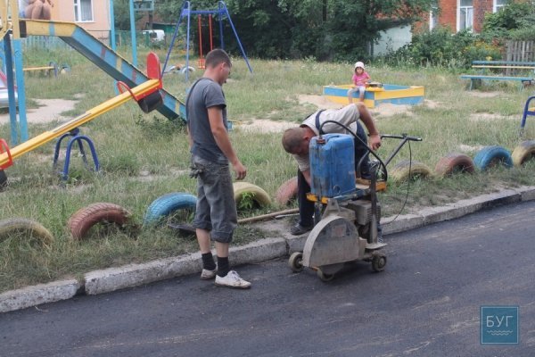 Наремонтували: у Володимирі-Волинському асфальт можна зняти руками. ФОТО. ВІДЕО