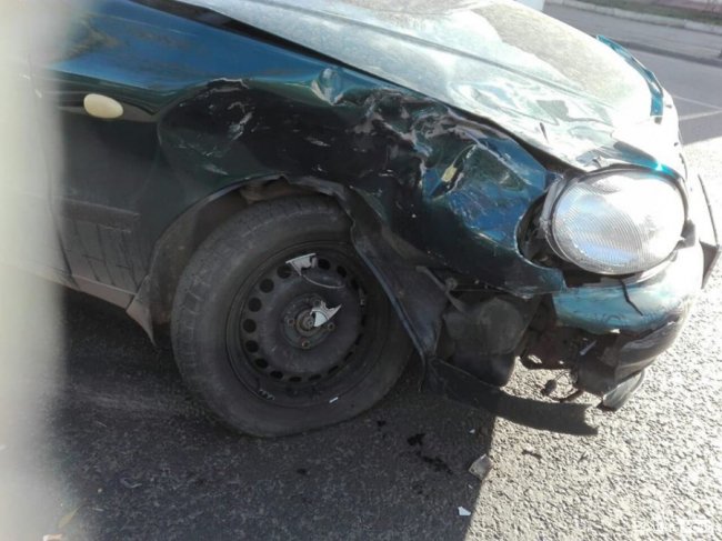 У Луцьку в аварії понівечило авто, рух – ускладнений. ФОТО