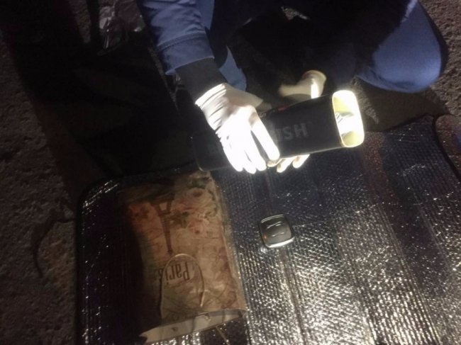 Податківець заховав 40 тисяч доларів хабара в тубус з-під ірландського віскі