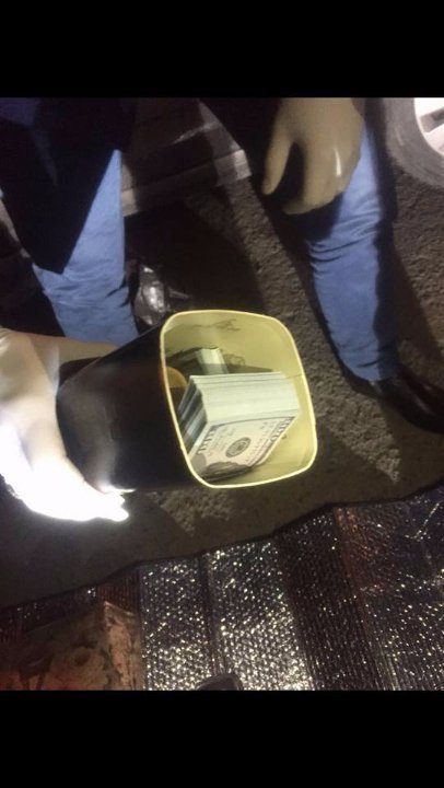 Податківець заховав 40 тисяч доларів хабара в тубус з-під ірландського віскі