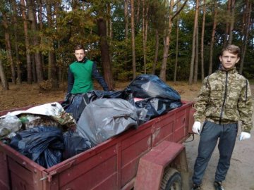 Вивезли причіп сміття: волинські школярі прибирали у лісі. ФОТО