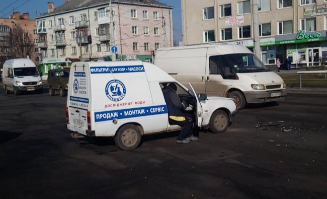 У Луцьку на площі Возз’єднання  – потрійна аварія. ФОТО