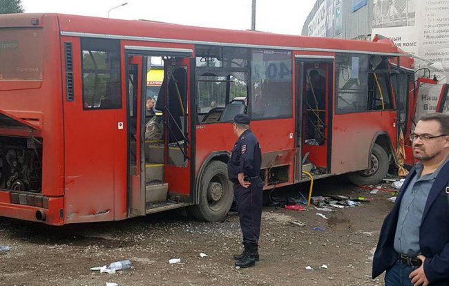 Маршрутка врізалася в будинок: один загиблий, десятки постраждалих