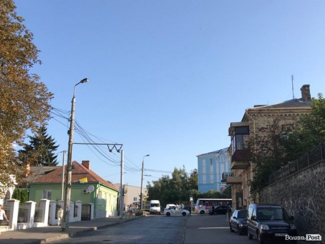 В історичній частині Луцька перекрили вулицю. ФОТО. ОНОВЛЕНО