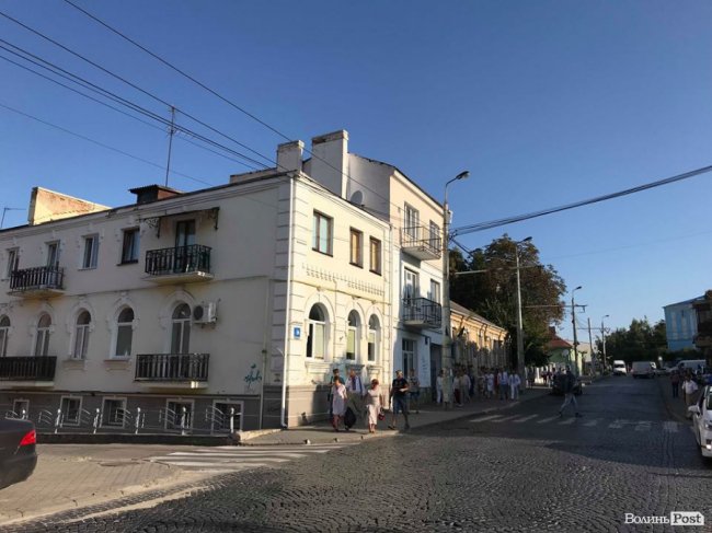 В історичній частині Луцька перекрили вулицю. ФОТО. ОНОВЛЕНО