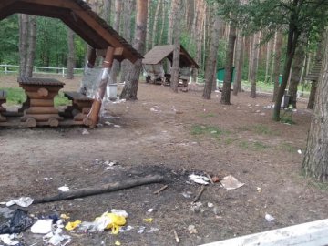 У волинському лісі люди загидили зону відпочинку. ФОТО